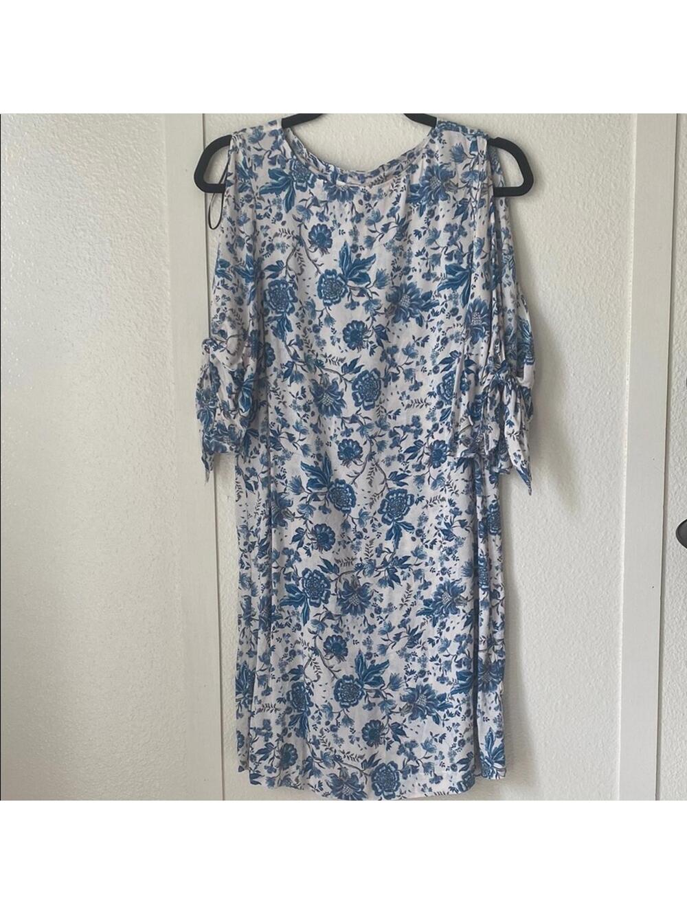 H&M Blue NWT White Floral Ruffle Sleeve Dress Size 4 Cold Shoulder Shift Midi